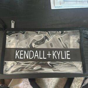 🔥NEW KENDALL+KYLIE CLEAR NAKEUP POUCH 🔥